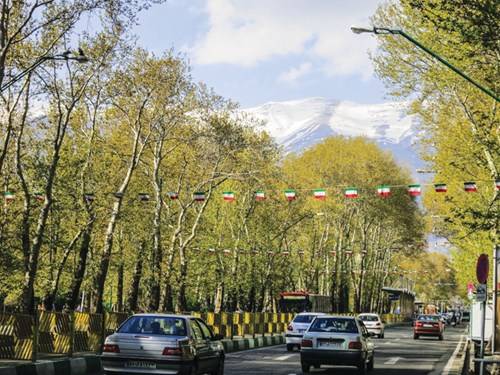 Tehran có những con đường trồng toàn cây phong