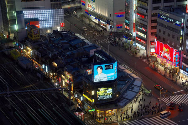 Omoide Yokocho là một khu ẩm thực gồm nhiều ngõ nhỏ đan xen nhau, ở phía tây bắc ga tàu Shinjuku, Tokyo, Nhật Bản. Nơi này còn được biết đến với tên gọi đầy màu sắc Piss Alley, là khu phố ăn đêm được nhiều du khách và dân địa phương lựa chọn sau một ngày làm việc. 