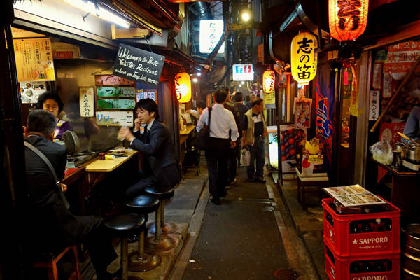 Các ngõ nhỏ ở Omoide Yokocho tràn ngập món ăn, đặc biệt có rất nhiều quán yakitori - thịt xiên nướng đặc trưng của Nhật Bản dọc các lối đi. Phần lớn, các sạp hàng đều đặt ghế ngồi trước quầy. 