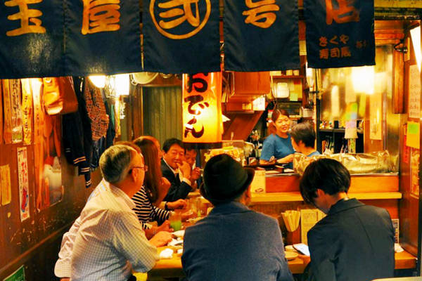 Mỗi buổi tối Omoide Yokocho đều rất đông đúc vì vậy nếu đi muộn nhiều người có thể không tìm được chỗ ngồi và phải chờ đợi khá lâu. Không dễ để tìm thấy thực đơn bằng Tiếng Anh ở đây, nên du khách hãy xem có gì trên bếp và chỉ vào đó. Dù vậy, nơi đây vẫn rất thu hút khách du lịch nước ngoài vì lối trang trí cổ xưa, đậm phong cách truyền thống của Nhật Bản và tràn ngập hương thơm của các món nướng.