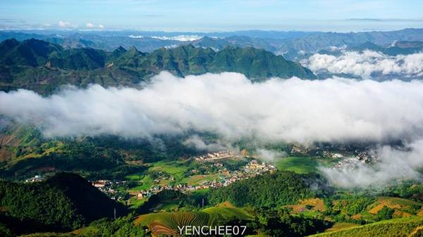 Đứng từ trên xã Tà Xùa, có thể quan sát toàn cảnh thị trấn Bắc Yên, lấp ló sau làn mây trắng. 