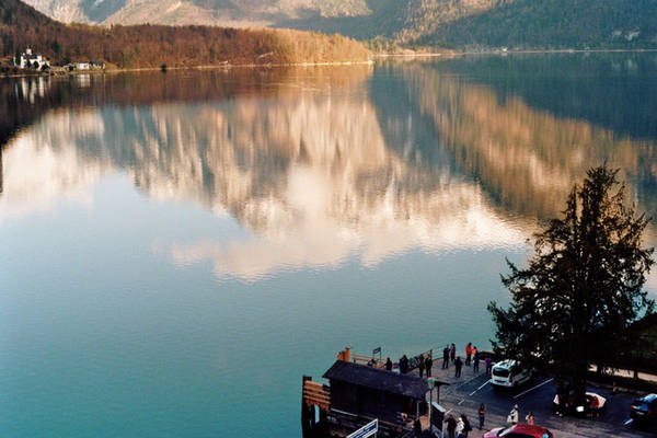 Hallstatt nằm lọt thỏm giữa núi và hồ, cách biệt với bên ngoài. Người ta chỉ có thể đến Hallstatt bằng phà.