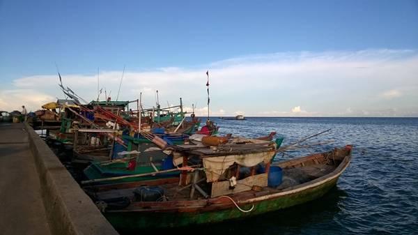 Thuyền neo đậu tại cảng Hàm Ninh.