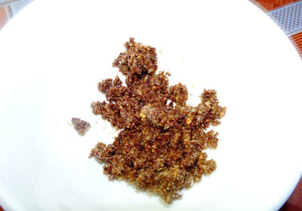 Mùi vị độc đáo từ chén muối ớt kiến vàng lá é để chấm thịt bò - Ảnh: QUÁCH DUY THỊNH
