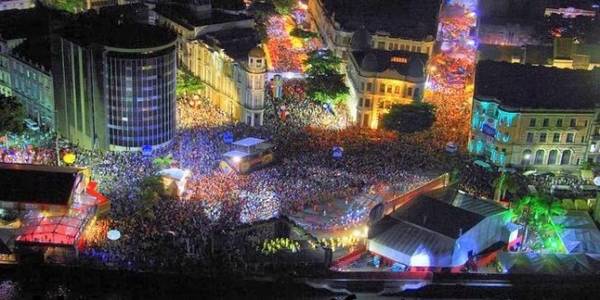 Quảng trường Marco Zero tràn ngập người tham gia lễ hội đường phố Recife - Ảnh: blogspot
