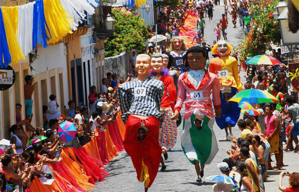 Lễ hội đường phố Olinda tưng bừng với màn diễu hành của các con rối khổng lồ - Ảnh: wp