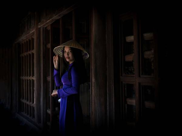 Thiếu nữ Việt trong tà áo dài truyền thống, đội nón trắng dạo bước trong đền chùa cũng là một hình ảnh quen thuộc trong nhiếp ảnh. Bức hình trên do Metin Diken chụp. 