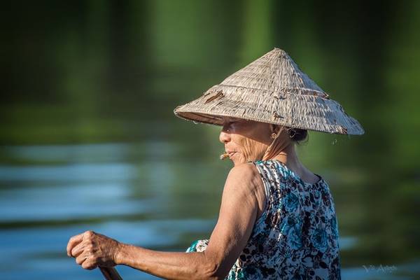 Một phụ nữ chèo thuyền trên dòng sông Hương ở Huế. Ảnh của tác giả Veli Aydogdu.