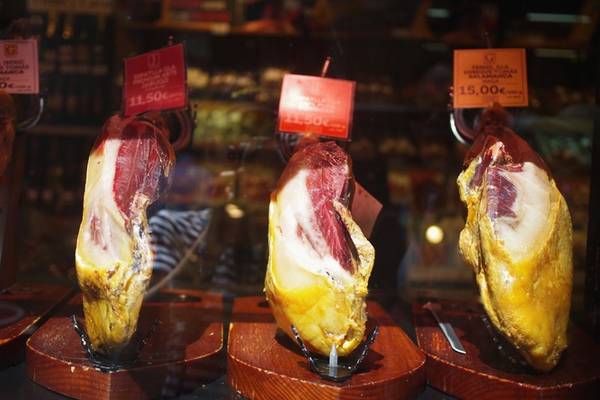 Jamón hay thịt lợn muối là một trong những đặc sản nổi tiếng của người dân Tây Ban Nha. Jamón có hai loại chính là Serrano (lợn thường nuôi công nghiệp) và Iberica (lợn chăn thả ăn quả sồi). Jamón Iberica thường đen và hương vị đậm đà hơn bởi lợn có chế độ ăn đặc biệt nên loại này sản xuất hạn chế. Jamón Serrano ngược lại, được làm ra với số lượng lớn và xuất khẩu tới nhiều nước trên thế giới. Ảnh: Hương Chi.