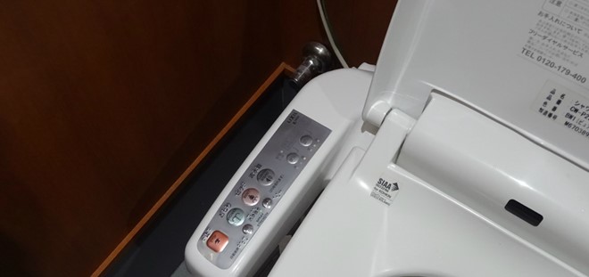 5. Bồn cầu hiện đại: Nếu từng tìm hiểu nhiều về Nhật Bản, bạn sẽ biết người Nhật có khu vực nhà vệ sinh rất thú vị. Hãy học cách sử dụng những chiếc bồn cầu có thể điều chỉnh nhiệt độ khi ngồi, phát ra âm thanh để che đậy những tiếng động… nhạy cảm. Đừng ngạc nhiên nếu bạn nghe tiếng chim hót, hoặc thấy có 2-3 cuộn giấy trong phòng vệ sinh để bạn cảm thấy thoải mái hơn khi sử dụng.