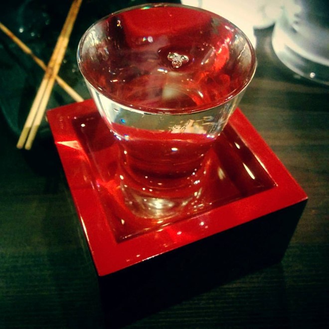 6. Uống rượu sake: Ly uống rượu sake tại các nhà hàng thường được đặt trong khay gỗ hình vuông (gọi là masu). Đừng bất ngờ khi người phục vụ rót sake tràn ly, khiến rượu đầy cả phần masu. Đây là 1 trong những văn hóa hết sức thú vị của người Nhật, nhằm thể hiện sự hiếu khách của họ. Bạn nên uống hết rượu trong ly, sau đó rót sake ở masu vào và tiếp tục uống cạn.