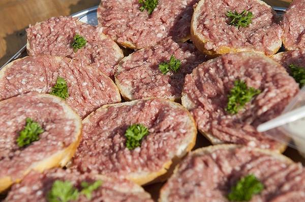 Đức: Thịt heo sống được xay hoặc băm nhuyễn, sau đó phết lên bánh mì cùng 1 ít tỏi hoặc hành tây, là món ăn phổ biến tại Đức. Ảnh: Flickr/webvideotage.