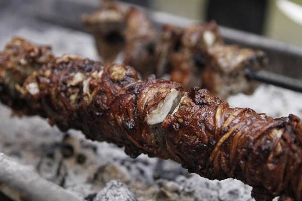 Hy Lạp: Kokoretsi là một món thịt cừu hoặc dê nướng, với lớp thịt được chế biến bao bên ngoài lớp lòng, tim gan. Đây là món ăn được ưa chuộng ở Hy Lạp, nhất là vào dịp lễ Phục Sinh. Ảnh: Arismart/iStock.