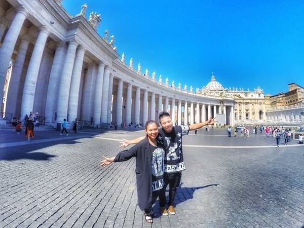 Vatican là thành phố và quốc gia độc lập nhỏ nhất thế giới. Đến đây, bạn sẽ ấn tượng với những công trình kiến trúc hoành tráng có tuổi đời hàng trăm năm. Để thực hiện lời thách đố cùng nhau đi 20 nước của cô dâu Thanh Nhân, Wang Trần đã mất 2 năm để hoàn thành nhiệm vụ.