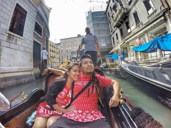   Venice (Italy) là điểm đến tuyệt vời cho các cặp đôi. Thành phố bình yên và lãng mạn bậc nhất châu Âu này sẽ cuốn hút, hấp dẫn bạn ngay từ cái nhìn đầu tiên với những hòn đảo xinh đẹp, những công trình kiến trúc và nhà ở cổ kính in bóng trên dòng kênh Venice.