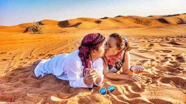 Thanh Nhân chia sẻ, hai người vốn rất bận rộn với công việc, phải khó khăn lắm mới dành được thời gian để đi chung cùng nhau và đặc biệt là khám phá vùng đất mới lạ. Wang Trần và Thanh Nhân khám phá sa mạc ở Dubai (UAE).