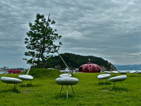 4. Naoshima: Đảo thuộc địa phận tỉnh Kagawa, thu hút nhiều khách du lịch nhờ các công trình kiến trúc, những bức tượng điêu khắc đường phố kỳ lạ. Ảnh: Journeylism.