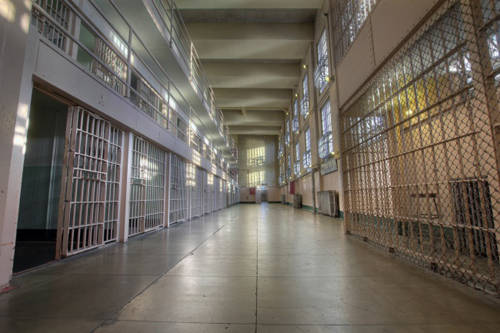 Nhà tù phải đóng cửa vì không có phạm nhân: Một thời gian dài trước đây, chính phủ Hà Lan đã có những biện pháp nghiêm ngặt nhằm giảm tỷ lệ tội phạm trong nước, và đến nay họ đã thành công. Do không có tù nhân, 19 nhà tù đã bị đóng cửa từ năm 2009.
