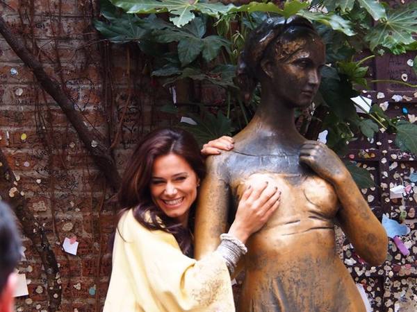 Nếu bạn đang tìm kiếm tình yêu, việc chạm vào tượng Juliet ở Verona (Italy) sẽ giúp bạn được mãn nguyện. Bức tượng gốc đã được thay thế bằng một bản sao năm 2014, do quá nhiều du khách chạm vào khiến tượng bị nứt.