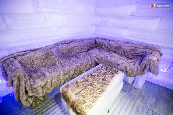 Bàn ghế, tủ kệ đều được làm từ những tảng băng và được phủ thêm thảm da để cách nhiệt.