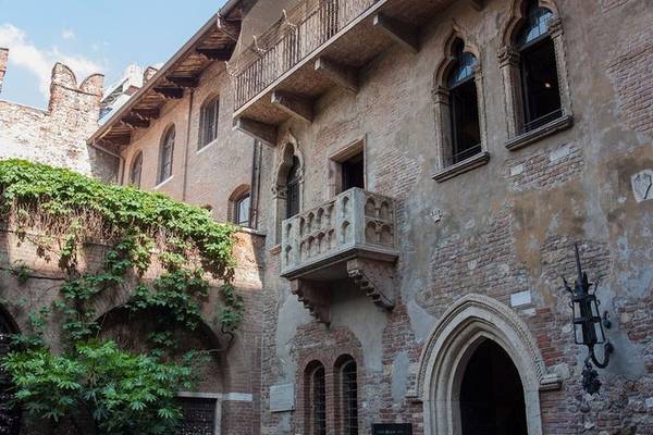 Ngôi nhà này trong tiếng Italy là Casa di Giulietta, thực chất thuộc về gia đình Capello. Công trình được xây từ thế kỷ 13, huy hiệu của gia đình vẫn có thể nhìn thấy ở trên tường.
