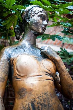 Trong sân nhà có một bức tượng Juliet bằng đồng, người có bầu ngực phải sáng bóng hơn bên còn lại. Lý do là du khách tới đây đều muốn chạm tay vào bầu ngực để có chút may mắn.