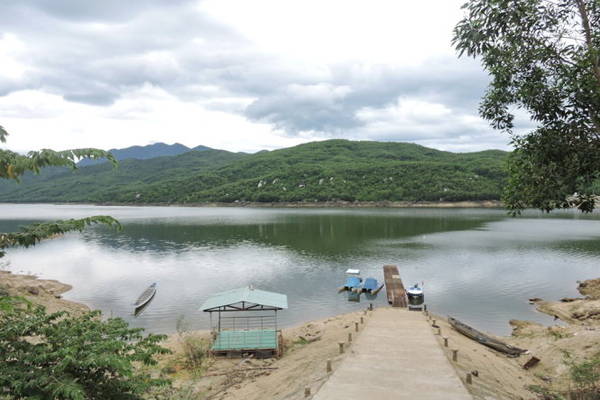Bến thuyền nên thơ, nơi du khách bắt đầu cuộc hành trình trải nghiệm trên mặt hồ Đồng Nghệ - Ảnh: THANH LY