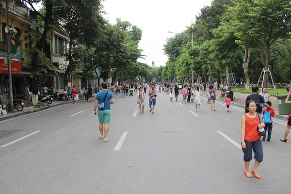 Từ 1/9, phố đi bộ quanh hồ Gươm được mở thông từ 19h thứ 6 đến 24h chủ nhật. Đây là khu vực công cộng duy nhất ở Hà Nội, các phương tiện giao thông không được phép lưu thông để nhường đường cho người dân và du khách đi bộ thong dong vào 3 ngày cuối tuần.