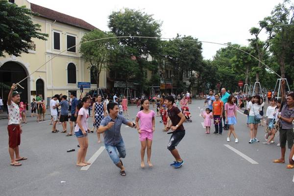 9h sáng, phố Đinh Tiên Hoàng vẫn khá thưa người đi bộ. Nhưng đến 9h30, nhóm My Hanoi tổ chức một số trò chơi dân gian như nhảy dây, kéo co, ô ăn quan… thu hút đông người tham gia.