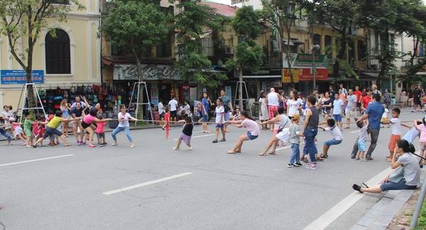 Đường rộng nên người chơi kéo co còn kéo dây vắt ngang qua đường Đinh Tiên Hoàng. Phó thường trực UBND quận Hoàn Kiếm cho biết sáng cuối tuần, lượng người đến vui chơi tại không gian đi bộ khoảng vài nghìn, buổi trưa ít hơn nhưng đến tối lại tăng lên 12.000-15.000 người.
