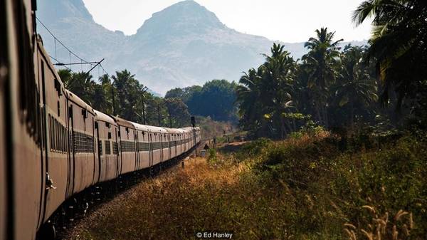 Chuyến tàu tốc hành Dibrugarh - Kanyakumari mang số hiệu 15906 chạy xuyên Ấn Độ từ bang đông bắc Assam tới thị trấn miền cực nam Kanyakumari. Hành trình kéo dài 85 giờ chạy dọc theo bờ biển phía đông đất nước, kéo dài 4.273 km và chở theo hơn 1.800 hành khách, đưa mọi người qua 7 bang và các vùng có phong cảnh đẹp hút hồn như Đông Bengal hay Kerala. 