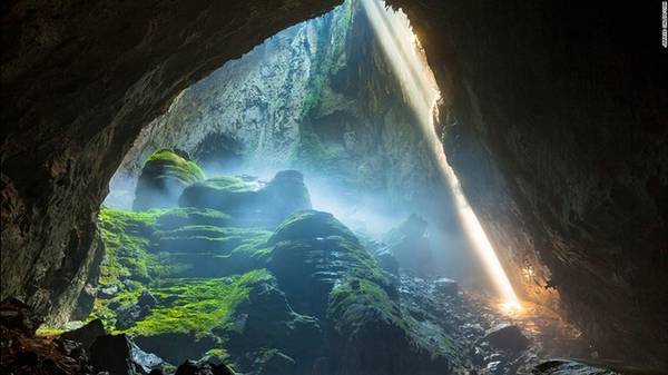 “Coi chừng khủng long!” là cách mà nhà thám hiểm hang động Howard Limbert nhắc nhở cây bút chuyên viết du lịch Jarryd Salem khi anh tiến sâu khám phá hang Sơn Đoòng. Đây cũng là cái tên được đặt cho hố sụt 1, nơi ánh sáng có thể chiếu rọi vào bên trong. Gần đây, chinh phục Sơn Đoòng là một trong những hành trình khám phá hấp dẫn, đáng để trải nghiệm nhất ở Đông Nam Á. Theo CNN, hiện số người được chiêm ngưỡng vẻ đẹp siêu thực bên trong Sơn Đoòng còn ít hơn số người đã chinh phục được đỉnh Everest.
