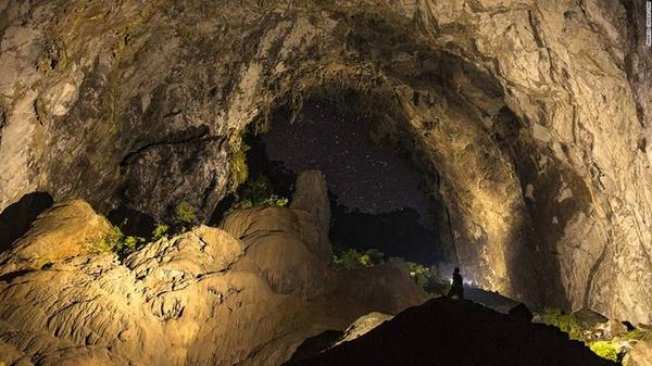 Những khung cảnh hoang dại và kỳ vĩ như bước ra từ thời tiền sử của hang Sơn Đoòng đã khiến cho nhiều chuyên gia thám hiểm đùa nhau rằng trong hang này có khủng long.