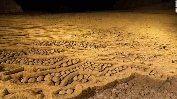 Những viên “ngọc trai” mà thực chất là những viên đá vôi nằm rải rác ở khắp nền hang. Măng đá lớn nhất được tìm thấy bên trong Sơn Đoòng thậm chí có chiều cao tới gần 80 m.