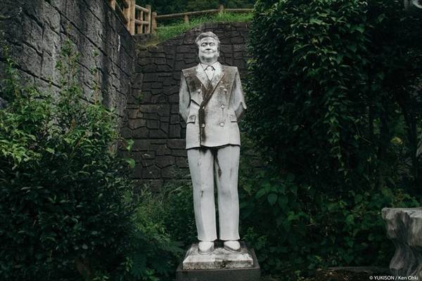 Ông Furukawa đã trả 6 tỷ yên cho một nhà điêu khắc Trung Quốc vào năm 1989 để làm những bức tượng này. Ông cũng làm một bức tượng của chính mình.