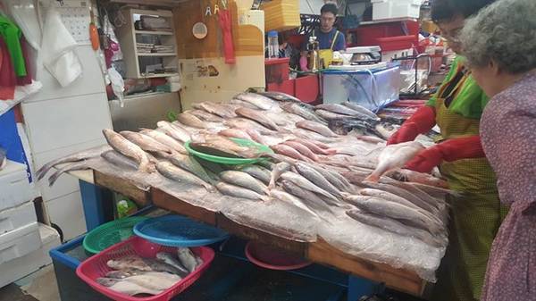 Chợ bán nhiều loại cá và hải sản tươi sống được bán trong chợ như cua, ghẹ, tôm hùm, nhím biển, sứa, mực, bạch tuộc cùng các loại cá đuối, cá trích...