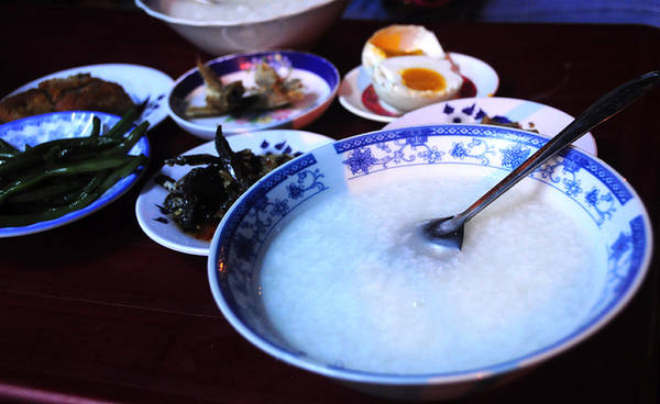 Cháo trắng là món ăn đêm khoái khẩu của người Sài Gòn nói riêng và dân miền Nam nói chung. Ban đầu, cháo trắng thường được ăn với hột vịt muối hoặc muối kho quẹt, thế nhưng nhiều hàng quán đã chế biến thêm nhiều loại thức ăn kèm khiến món ăn dân dã càng thêm thu hút thực khách.
