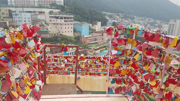 Không giống các ngôi làng khác, Gamcheon được quy hoạch với những ngôi nhà nhiều màu sắc nép mình vào sườn đồi như những bậc thang.