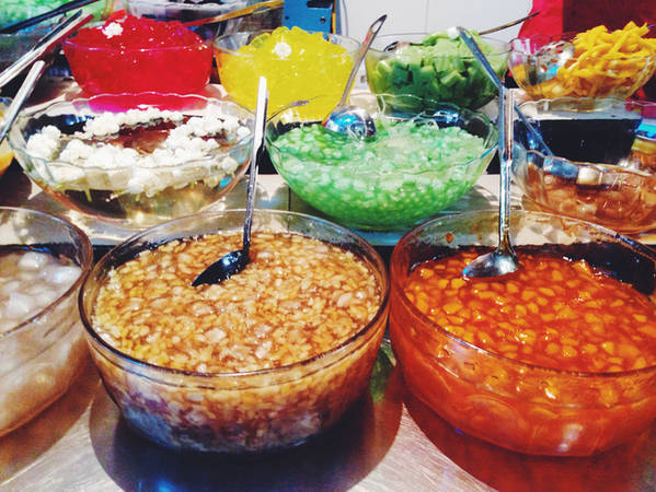 Món chè đầy màu sắc, một "đặc sản" nổi tiếng ở ngõ Chợ Đồng Xuân