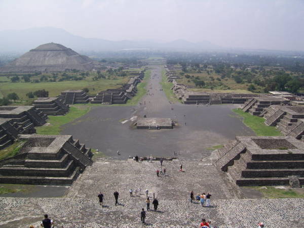 Đại lộ Thần Chết và kim tự tháp Mặt Trời nhìn từ kim tự tháp Mặt Trăng ở Teotihuacan - Ảnh: wiki