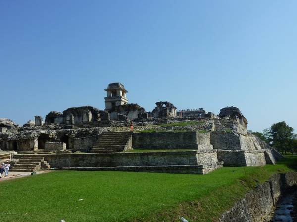 Tàn tích còn lại của "El Palacio", một cung điện ở Palenque cho thấy sự hoành tráng của Palenque khi xưa - Ảnh: wp