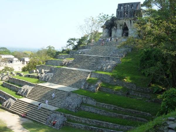 Chỉ cần lên đền Thập tự, bạn sẽ cảm nhận toàn vẹn đỉnh cao trí tuệ của Palenque - Ảnh: wp