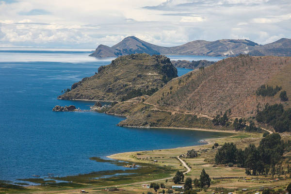 Con đường đến Bolivia men theo hồ Titicaca - Ảnh: wiki
