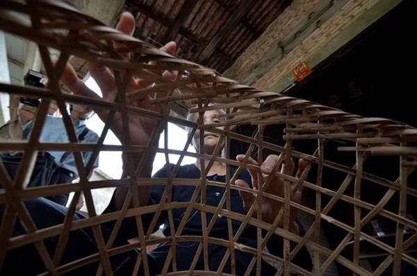 Đến Phú Lễ, bạn có thể tham quan những hộ làm nghề thủ công truyền thống như đan lát mây tre.