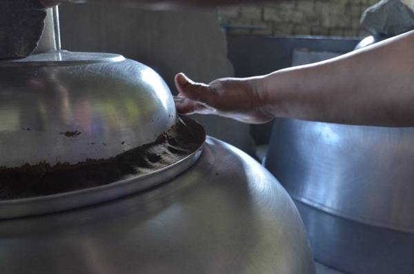 Trải qua bao nhiêu năm người dân Phú Lễ vẫn giữ được nghề truyền thống để cho ra đời sản phẩm rượu Phú Lễ vang danh khắp các vùng miền trong cả nước.