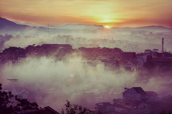 Nếu có dịp tới Đà Lạt, bạn sẽ được tận hưởng tận hưởng sắc trời 4 mùa trong một ngày. Sáng sớm là thời tiết của mùa xuân, buổi trưa là mùa hạ, buổi chiều là mùa thu, đêm là mùa đông. Cả thành phố dịu mát khiến lòng người cũng cảm thấy vui vẻ, dễ chịu và yên bình. Nếu có dịp tới Đà Lạt, bạn sẽ được tận hưởng tận hưởng sắc trời 4 mùa trong một ngày. Sáng sớm là thời tiết của mùa xuân, buổi trưa là mùa hạ, buổi chiều là mùa thu, đêm là mùa đông. Cả thành phố dịu mát khiến lòng người cũng cảm thấy vui vẻ, dễ chịu và yên bình.
