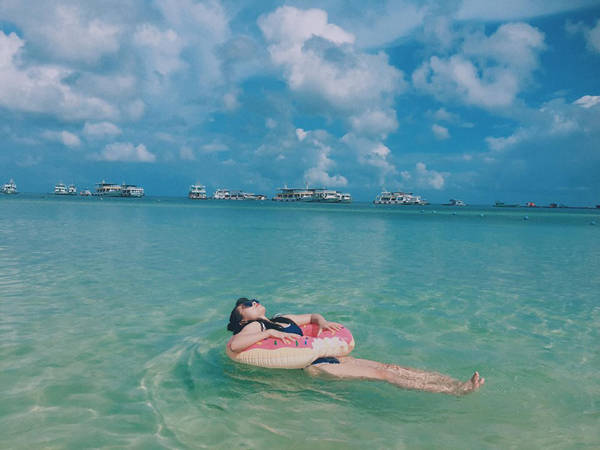 Nếu đến Phú Quốc, bạn nhất định phải đến Bãi Sao. Nước trong xanh như ngọc, biển lặng không sóng hay lang thang bờ biển chụp ảnh với hàng dừa, cát trắng.