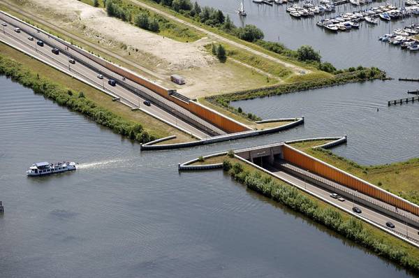 Không giống như các thiết kế cầu vượt qua sông hay cầu đường, thiết kế cầu nước đặc biệt này cho phép giao thông liên tục cả trên cạn và trên mặt nước.
