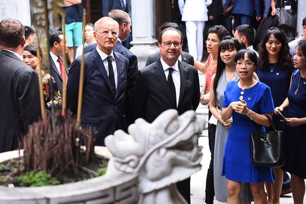 Tổng thống Francois Hollande được nghe giới thiệu sơ lược về lịch sử ngôi đình cũng như những sinh hoạt văn hóa của người Việt tại đây. Ảnh: Giang Huy.