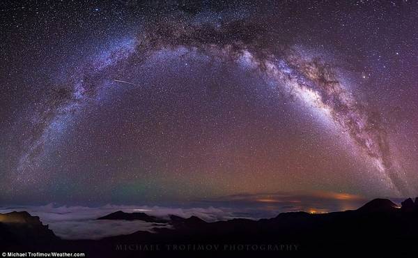 Michael Trofimov chụp ảnh dải ngân hà trên đỉnh núi lửa Haleakala của Maui. Anh cho biết trên đảo có rất ít đô thị nên có thể nhìn rất rõ sao trên trời.